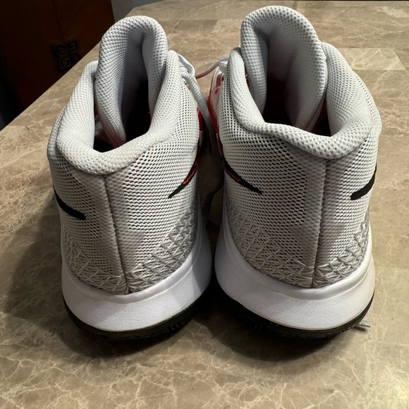 Nike Kyrie Flytrap 6 Basketball
Shoes - Picture 8 of 10